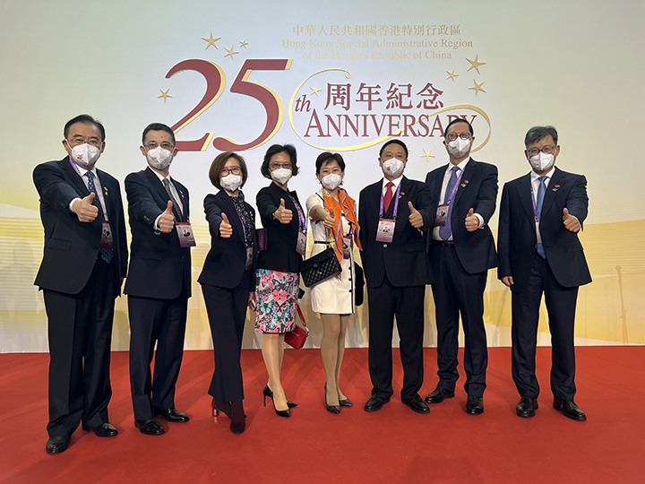 20220701 鐘山公司董事長黃宏亮出席香港回歸25周年暨香港特區(qū)政府第六屆政府就職典禮3.jpg